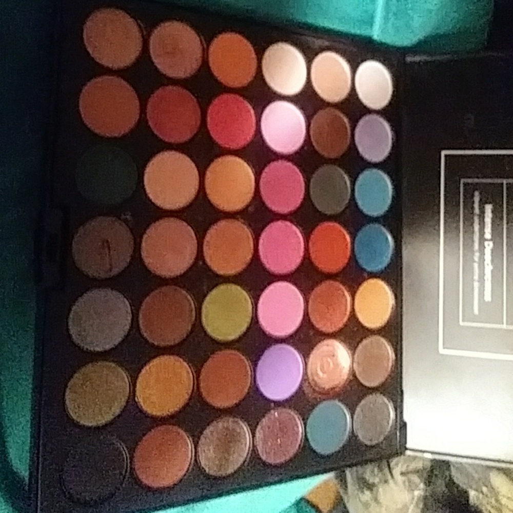 BH Pro 42 color eyeshadow palette